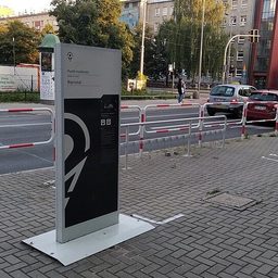 Station de trottinettes électriques près d’une piste cyclable