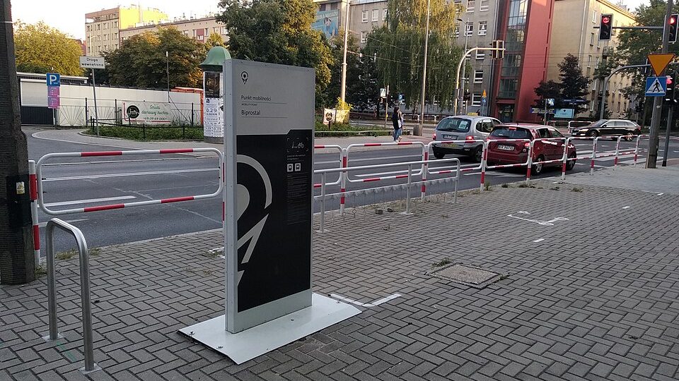 Station de trottinettes électriques au bord d’une piste cyclable