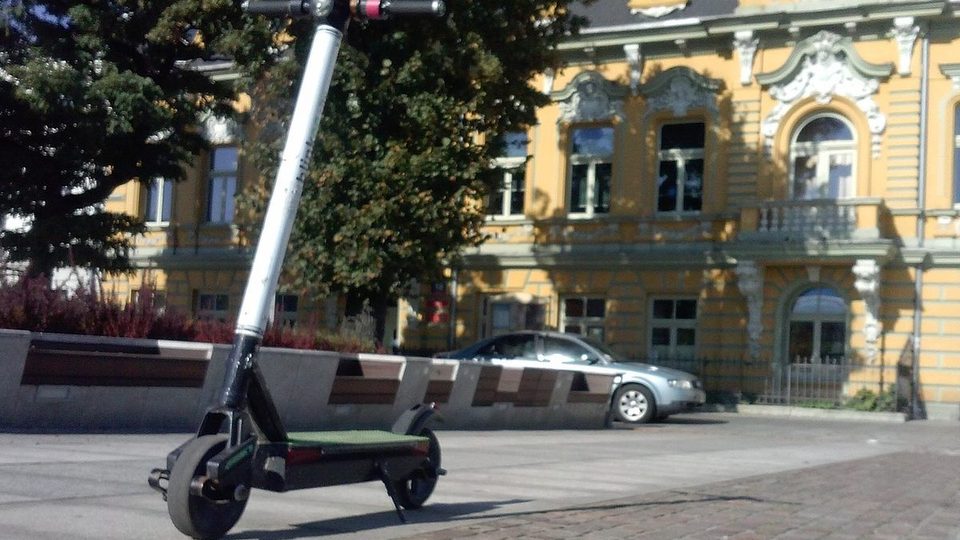 Trottinette électrique stationnée près d’un bâtiment en ville