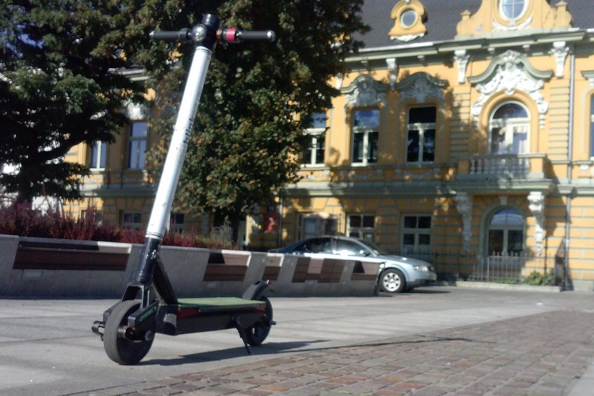 Trottinette électrique stationnée devant un bâtiment urbain